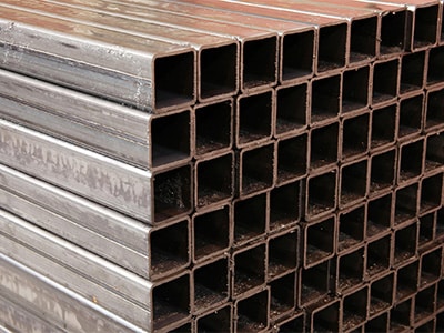 ¿Cómo está compuesto este perfil cuadrado?