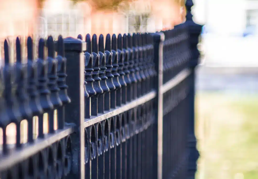 Imagen de reja para portones de acero con cerrajería