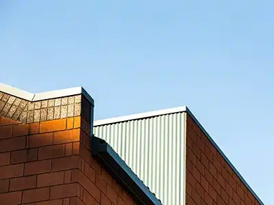 Caballete de techo de hojalata. También conocidas como cumbreras