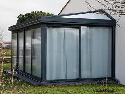 Pérgola cerrada de acero con ventanas