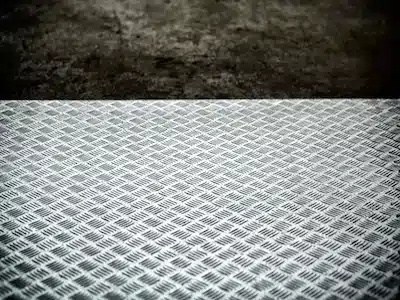 Plancha diamantada de acero, ideal para pisos altamente transitados.