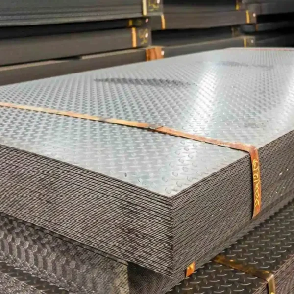 Plancha diamantada de acero apilada para uso industrial, ideal para pisos antideslizantes en entornos de alto tránsito.