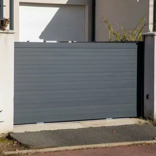 Portón corredizo hecho de acero pintado negro