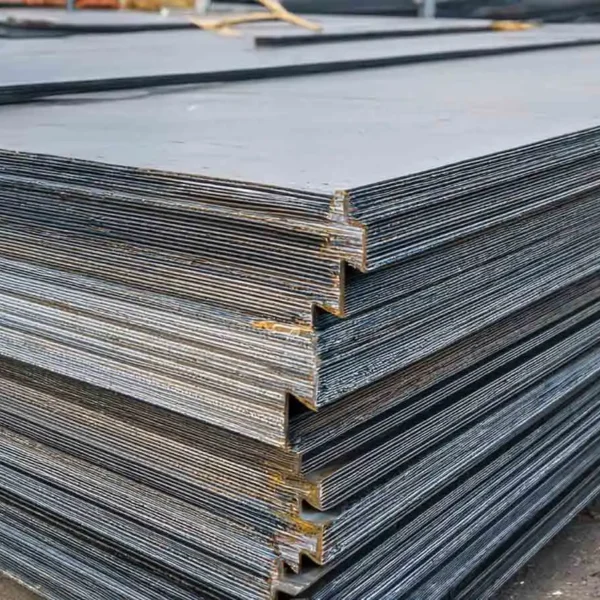 Láminas de acero galvanizado apiladas en almacén industrial, material base para instalaciones exteriores resistentes a la corrosión