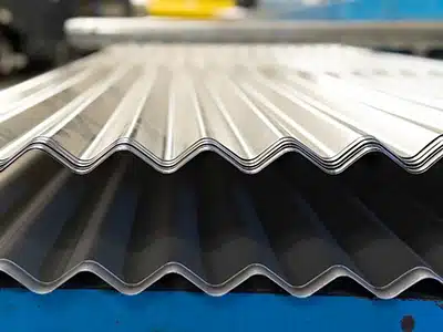 Planchas microonduladas para el uso en fachadas ventiladas, divisiones modulares, entre otras.