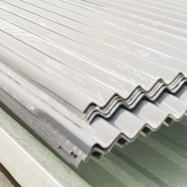 Planchas microonduladas blancas, elemento útil para cerramientos y cubiertas