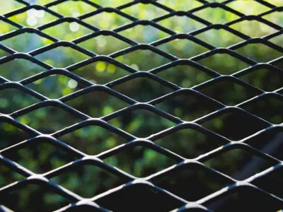 Malla de metal desplegado negra en un jardín