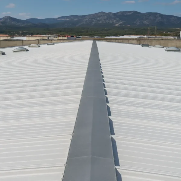 Techo industrial cubierto con planchas metálicas tipo 5V de color blanco con tragaluces